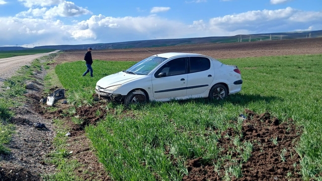 Çorum'da devrilen otomobilin sürücüsü yaralandı