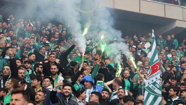 Bursaspor taraftarı Eskişehir tribünlerinde renkli görüntüler oluşturdu
