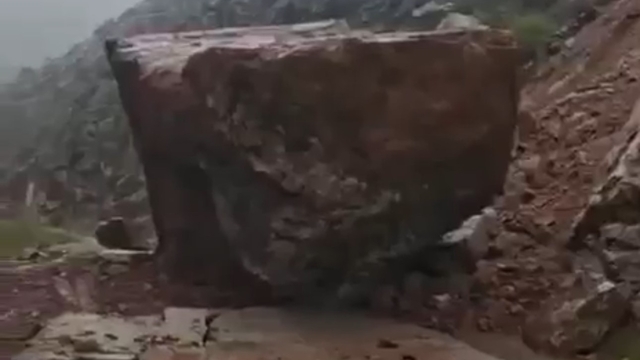 Şemdinli'de dev kaya parçası yolu ulaşıma kapattı