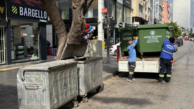Mersin'in Akdeniz ilçesinde çöp konteynerleri yenilendi