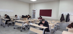 Sivas’ta öğrenciler manevi ödül için ter döktü Sivas’ta lise ve üniversite öğrencilerine yönelik umre ödüllü bilgi yarışması düzenlendi