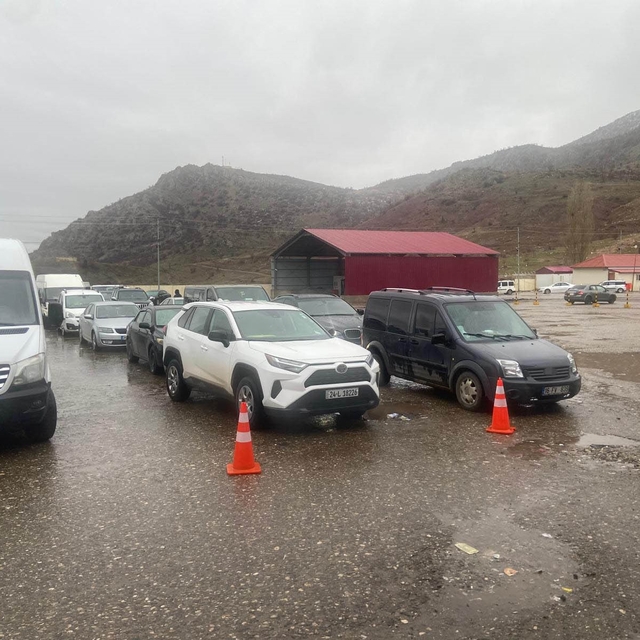 Çukurca Üzümlü Sınır Kapısı'nda sistem arızası