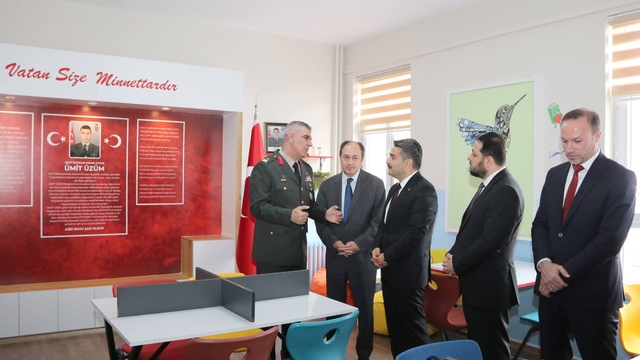 Sivaslı şehidin adı kütüphanede yaşatılacak
Sivas'ta "Unutulmayan Kahramanlar Şehit Kütüphaneleri Projesi" kapsamında açılan kütüphaneye Şehit İstihkam Uzman Çavuş Ümit Üzüm'ün adı verildi