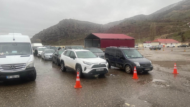 Çukurca Üzümlü Sınır Kapısı'nda sistem arızası