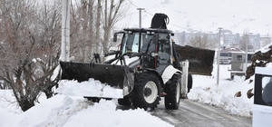 Bitlis’te Nisan ortasında kar mesaisi devam ediyor