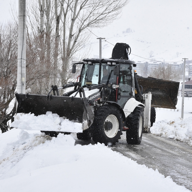 Bitlis'te Nisan ortasında kar mesaisi devam ediyor