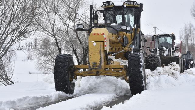 Bitlis'te kardan dolayı 82 köy yolu ulaşıma kapandı (2)