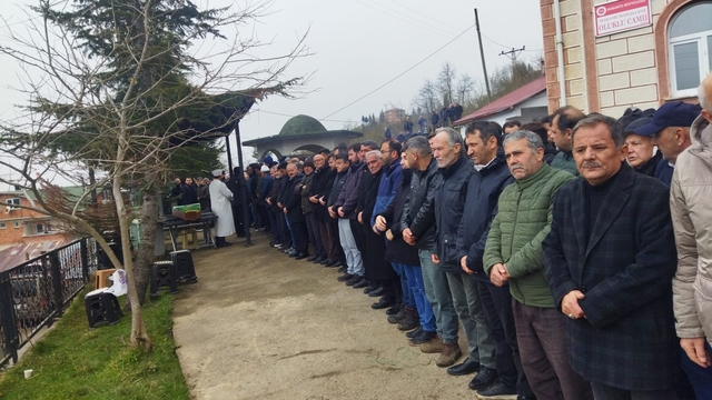 Uçurumdan yuvarlanan otomobilde ölen baba ve kız toprağa verildi