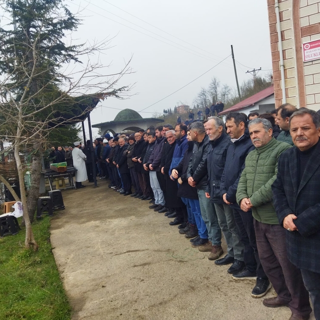 Uçurumdan yuvarlanan otomobilde ölen baba ve kız toprağa verildi