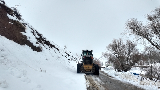 Bitlis Valisi Karakaya, karla mücadele ekiplerini ziyaret etti: