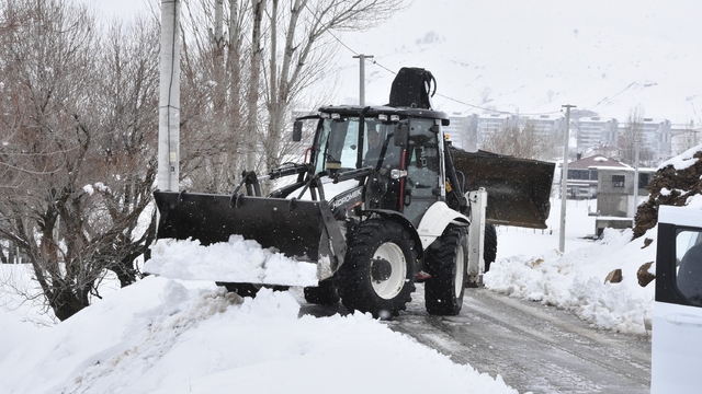 Bitlis'te Nisan ortasında kar mesaisi devam ediyor