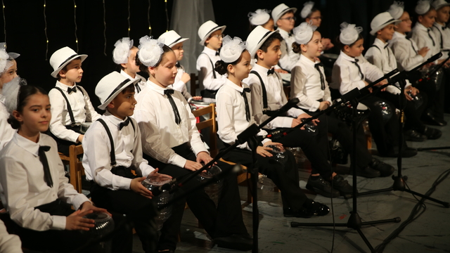 Ordu'da darbukayı bidonla öğrenen ilkokul öğrencileri konser verdi