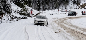 Sinop'ta kar yağışı etkili oldu, sürücüler zor anlar yaşadı