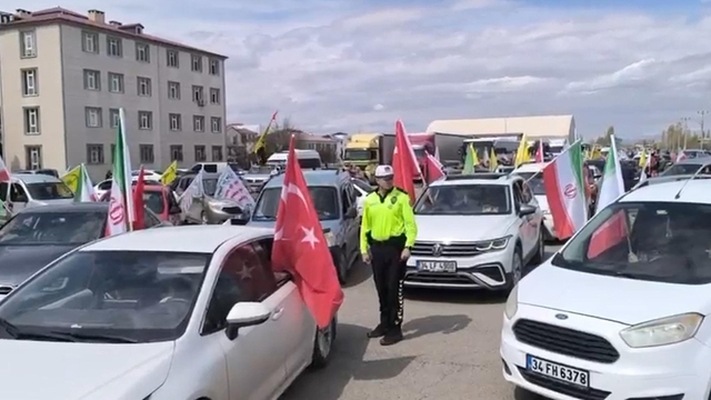 Iğdır'da yüzlerce araçlık konvoyla İran'a destek verildi