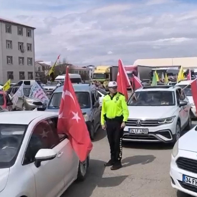 Iğdır'da yüzlerce araçlık konvoyla İran'a destek verildi