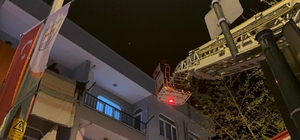 Yalnız yaşadığı evinde düşüp bacağını kıran kadını, balkondan girip kurtardı