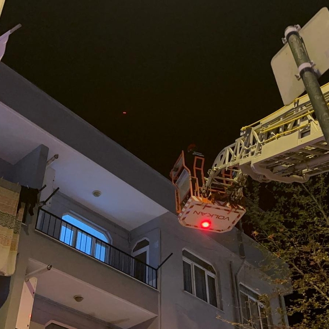 Yalnız yaşadığı evinde düşüp bacağını kıran kadını, balkondan girip kurtard...