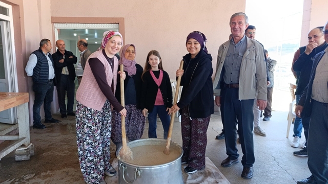 Gördes Tepeköy'de asırlık hayır geleneği binleri buluşturdu
