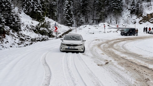 Sinop'ta kar yağışı etkili oldu, sürücüler zor anlar yaşadı