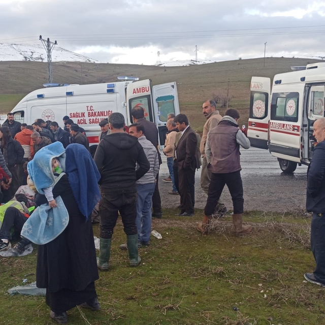 Van'da dağcıları taşıyan minibüs takla attı; 13 yaralı