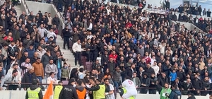 Elazığsporlu futbolcu gol sevincini polisle yaşadı
