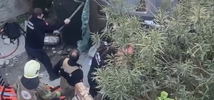 Merdivenlerden düşüp yan yatan araçta sıkışan yolcuyu itfaiye kurtardı; o anlar kamerada