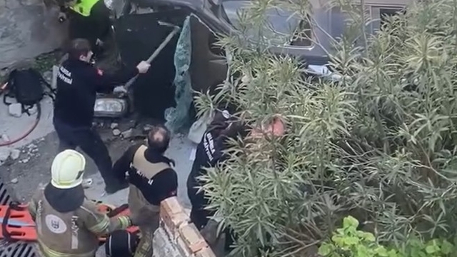 Merdivenlerden düşüp yan yatan araçta sıkışan yolcuyu itfaiye kurtardı; o anlar kamerada