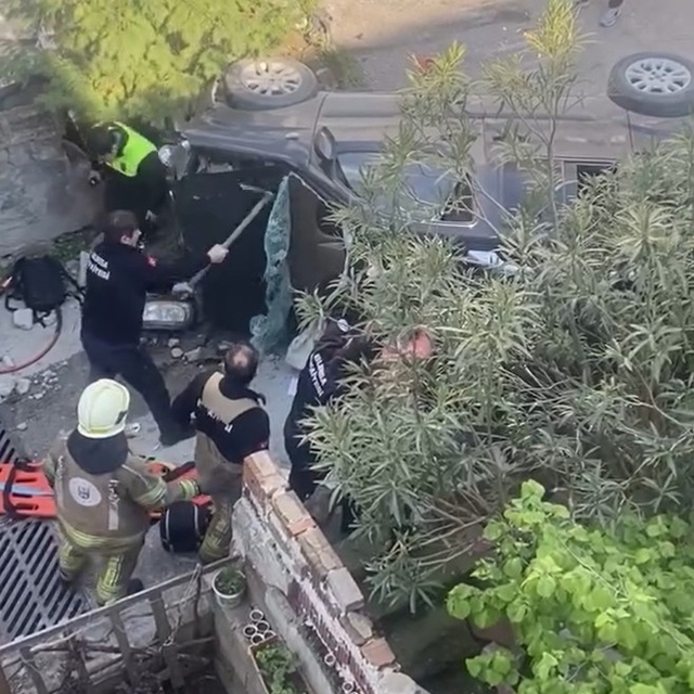 Merdivenlerden düşüp yan yatan araçta sıkışan yolcuyu itfaiye kurtardı; o a...