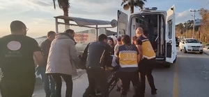 Otomobille çarpışan motosiklet durağa daldı: 2 yaralı