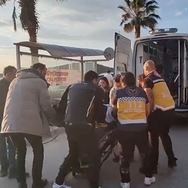 Otomobille çarpışan motosiklet durağa daldı: 2 yaralı