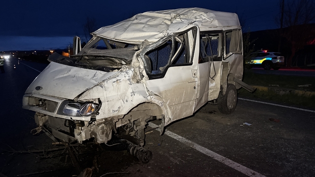 Kastamonu'da minibüs ile otomobilin çarpıştığı kazada 7 kişi yaralandı