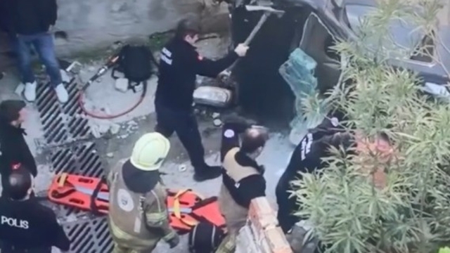 Bursa'da kaza yapan araç merdivenlerden yuvarlandı: 1 yaralı