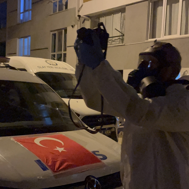 Komşuların kokulardan rahatsız olduğu daireden genç adamın cesedi çıktı