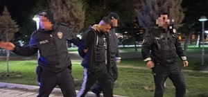 Polisten kaçarken, yola fırlattığı kağıttan uyuşturucu çıktı Kayseri’de yaya olarak polisten kaçan şahıs ekipler tarafından kıskıvrak yakalandı