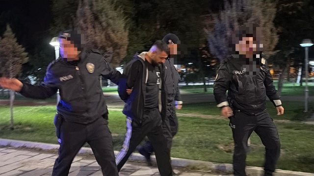 Polisten kaçarken, yola fırlattığı kağıttan uyuşturucu çıktı
Kayseri'de yaya olarak polisten kaçan şahıs ekipler tarafından kıskıvrak yakalandı