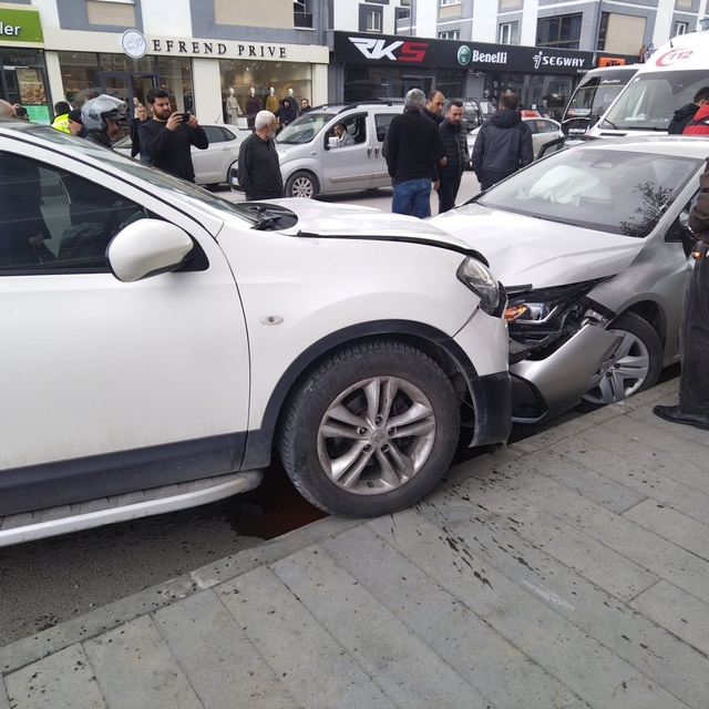 Erzincan'da trafik kazası: 2 yaralı