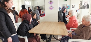 Balıkesirli öğrenciler yaşlıları sevindirdi