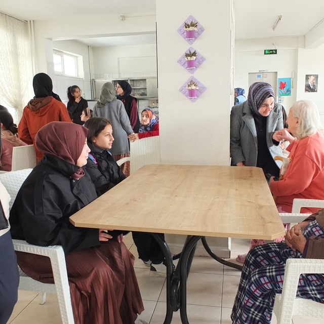 Balıkesirli öğrenciler yaşlıları sevindirdi