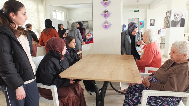 Balıkesirli öğrenciler yaşlıları sevindirdi