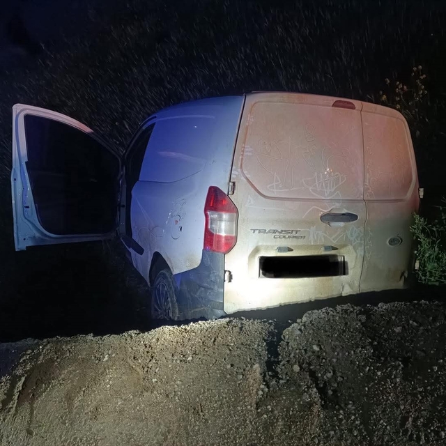 Kırıkhan'da şarampole devrilen hafif ticari aracın sürücüsü yaralandı