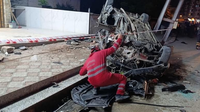 Dörtyol'da aydınlatma direğine çarpan araç hurdaya döndü: 2 yaralı