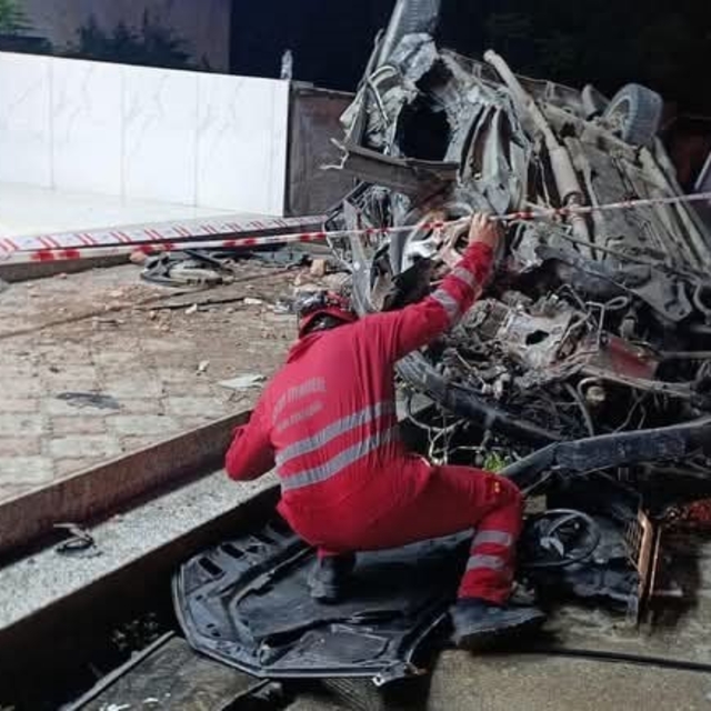 Dörtyol'da aydınlatma direğine çarpan araç hurdaya döndü: 2 yaralı