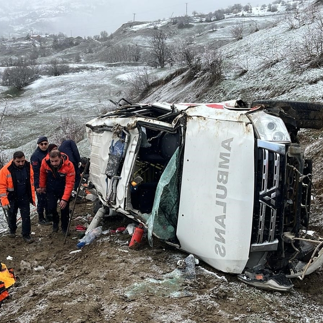 Artvin'de ambulans uçuruma yuvarlandı: 1 ölü, 4 yaralı