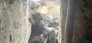 Kar nedeniyle ev ve ahır çöktü