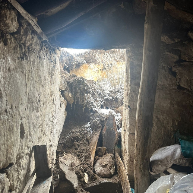 Kar nedeniyle ev ve ahır çöktü