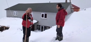 Torul'da kar altında ayı nöbeti "Evimi başıma yıktı, yine gelecek" Gümüşhane'de kar altında akıl almaz bekleyiş