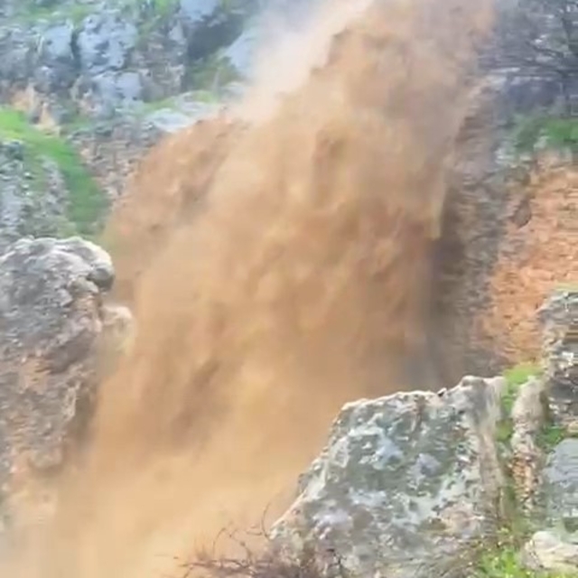 Sağanak yağış şelalelerin debisini yükseltti