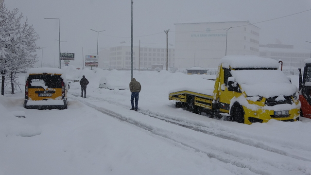 Bitlis'te 111 köy yolu kardan kapandı
