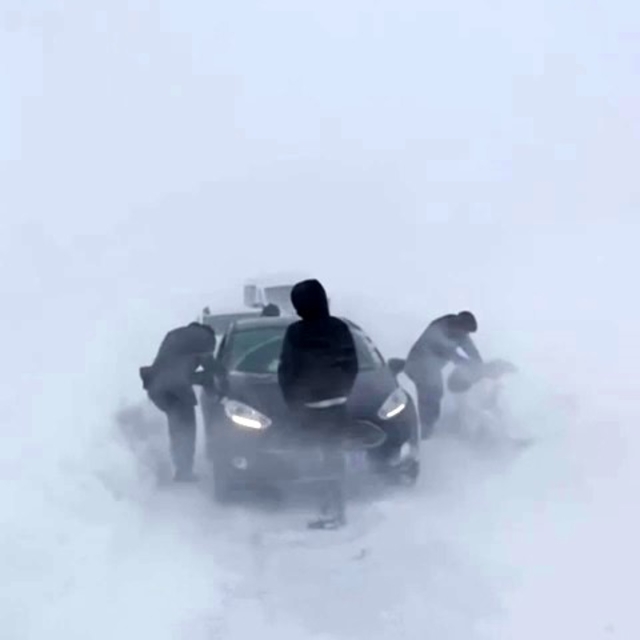 Karayazı'da karla mücadele: Kapalı yollar açıldı, öğrenciler okullarına ula...