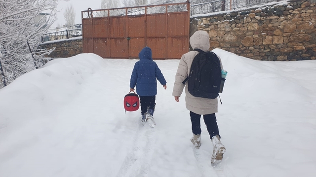 Van'da kar yağışı; 93 yerleşim yeri ulaşıma kapandı